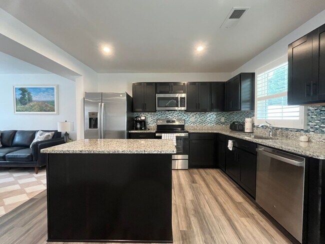 Building Photo - Spacious Townhome Located Minutes From Downtown Greenville!