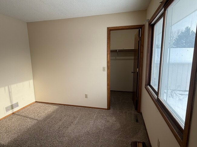 Building Photo - 2528 Birchview Ln