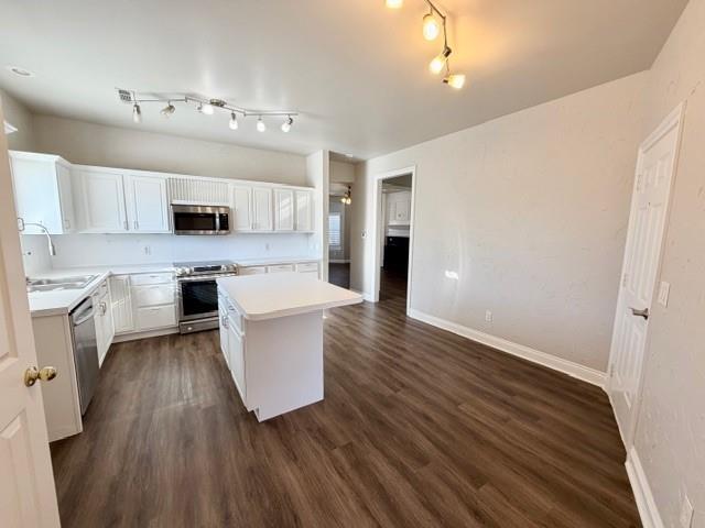 Building Photo - 884 N Meadowlands Dr