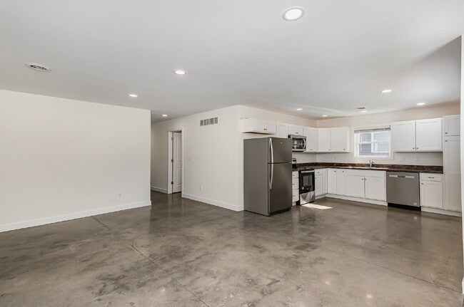 Building Photo - Newly Built 3-bedroom 2 bath Duplex $2200/...