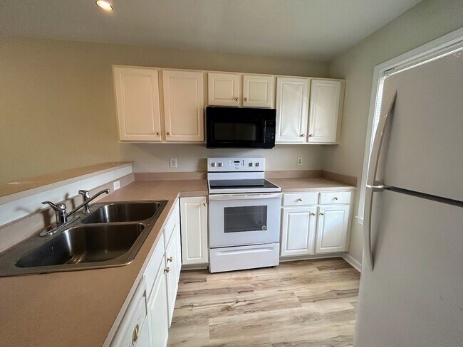 Building Photo - 2BR Condo in Holton Place – Pool, Porch, a...