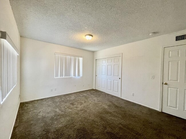 Building Photo - Large yard, 2 bed 1 bath home