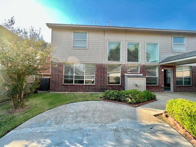 Building Photo - 2339 Plantation Bend Dr