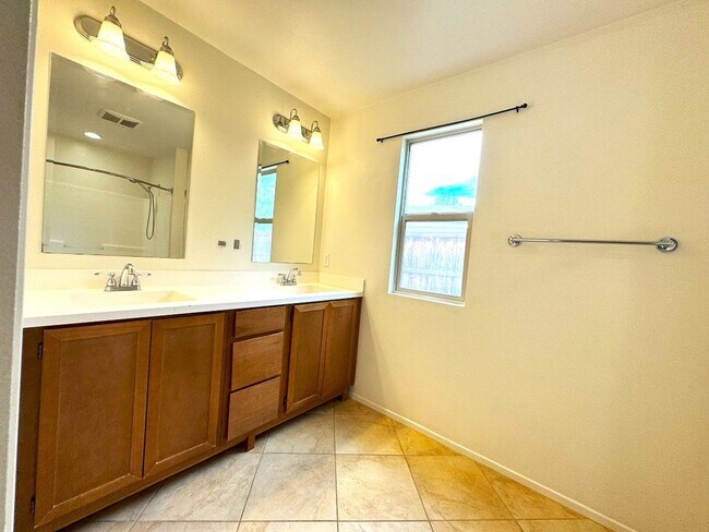Building Photo - Single story house with Mountain views - c...