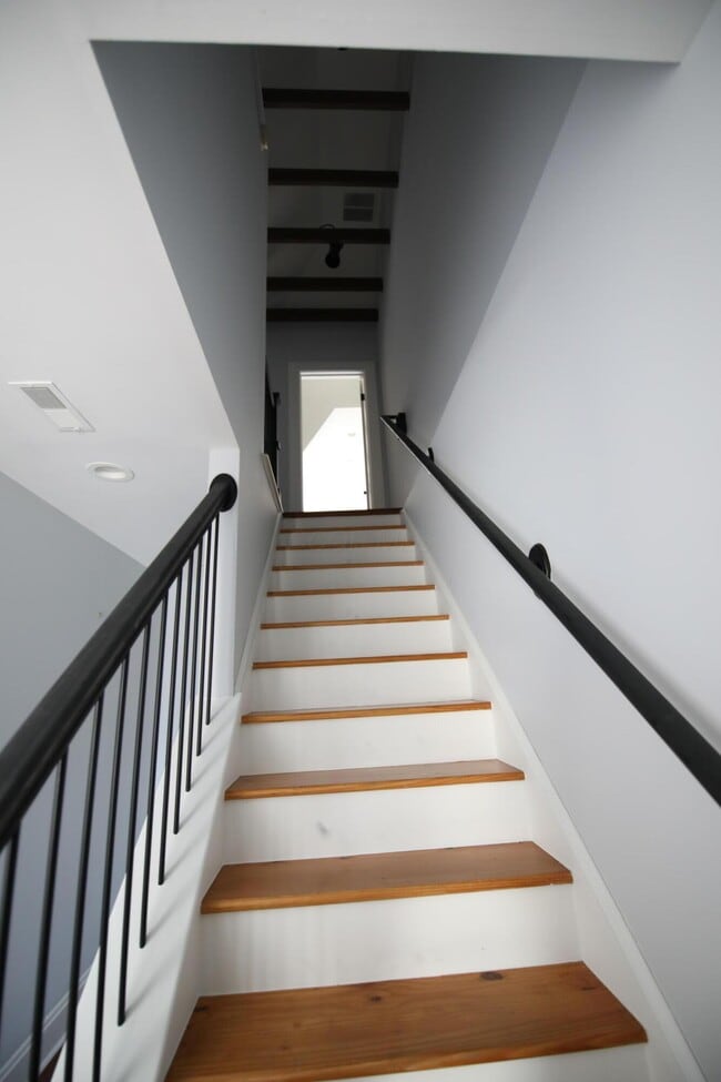 Building Photo - 310 E Beck St