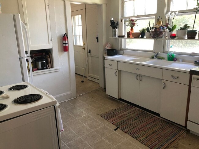 Building Photo - 5 BR / 2 BA House Near Bryan Park - Availa...
