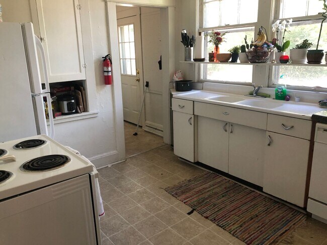 Building Photo - 5 BR / 2 BA House Near Bryan Park - Available August 2026!