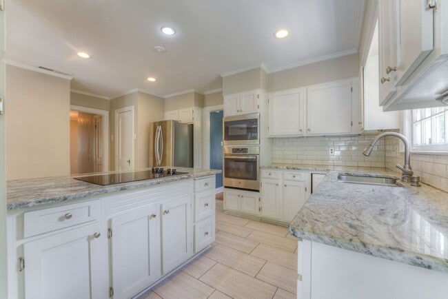 Building Photo - Beautiful 3 bed/3 full baths PLUS flex spa...