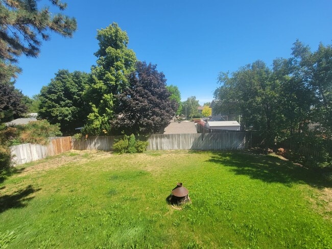 Building Photo - Stylish Split-Level in Central Kennewick w...