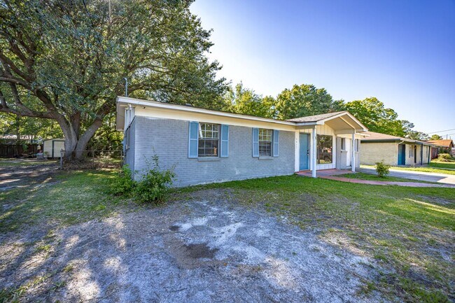 Building Photo - 5612 Rose Dr