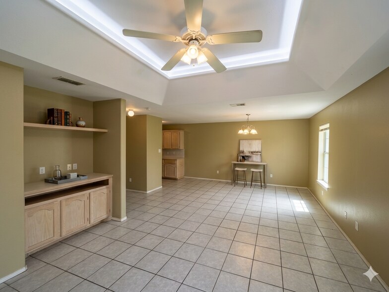 Building Photo - 604 S Logan Dr