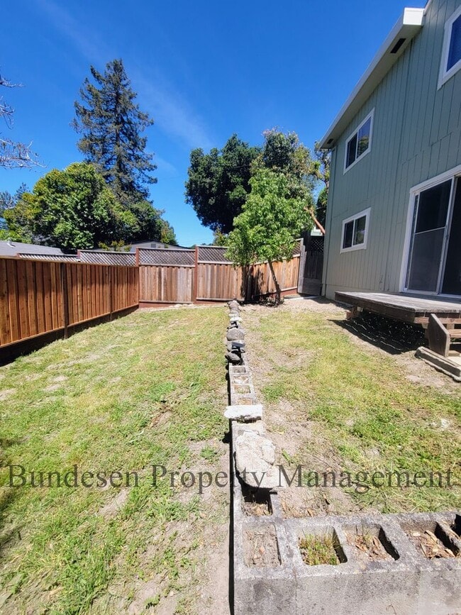 Building Photo - Spacious Westside 5BR Home in Petaluma - E...
