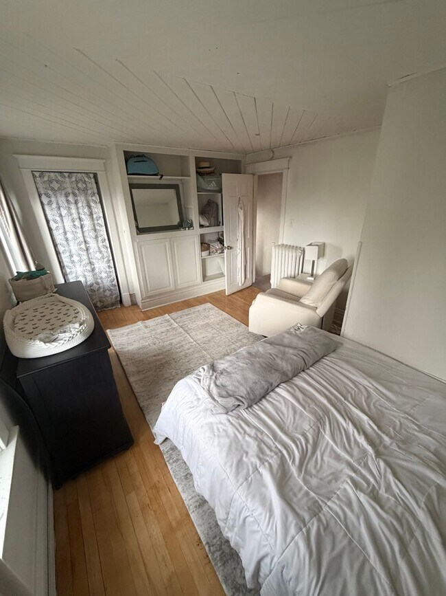 Building Photo - AVAILABLE December! - 3 Bed 1 Bath Home!