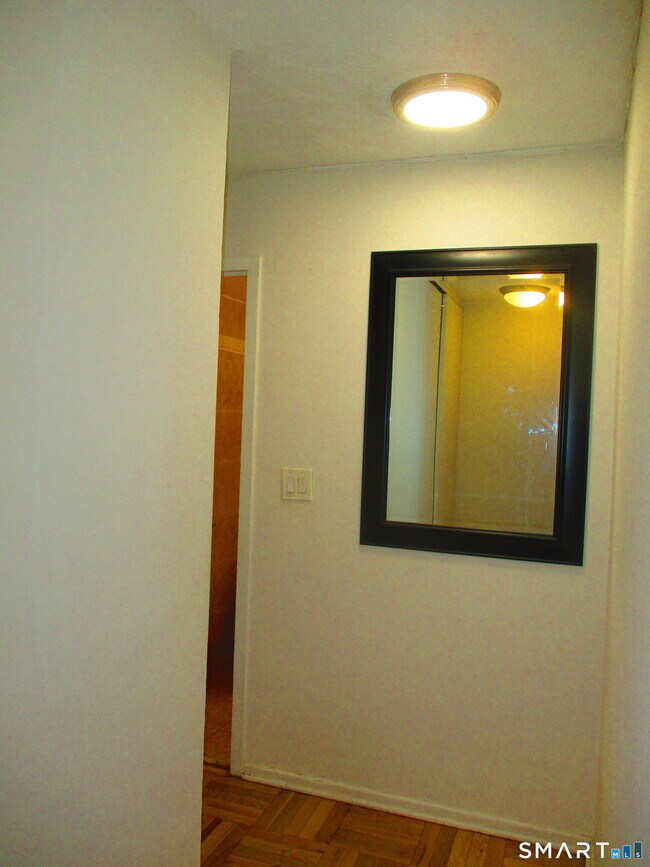 Building Photo - 87 Glenbrook Rd