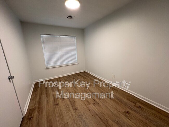 Building Photo - 740 Ledyard Pl