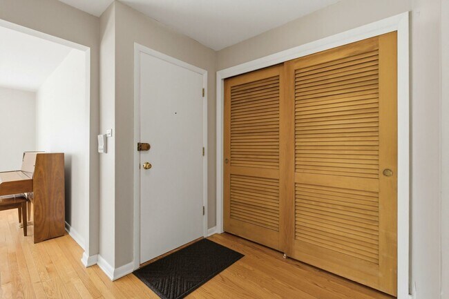 Building Photo - 556 Barton Ave