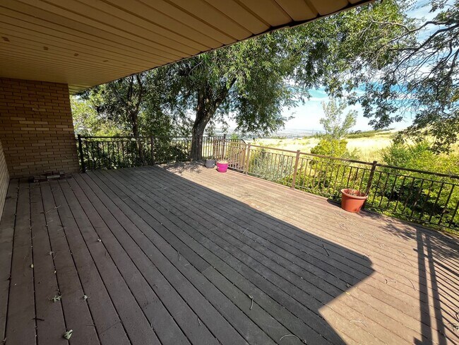 Building Photo - Beautiful 5 Bedroom/4 Bathroom in Bountiful