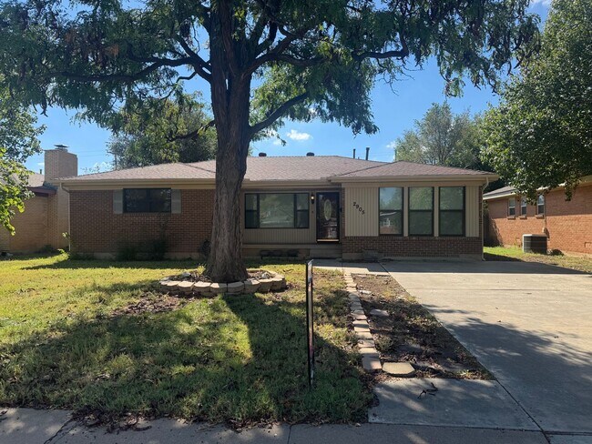 Primary Photo - Adorable 4bedrooms 2bathrooms 2car garage ...