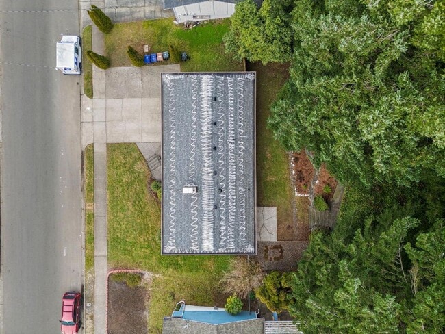 Building Photo - Renovated Tacoma Home with A/C, Huge Den, Bonus Office & Fully Fenced Yard!