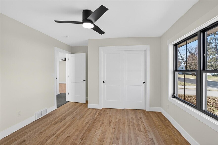 Building Photo - 305 N Shuman St