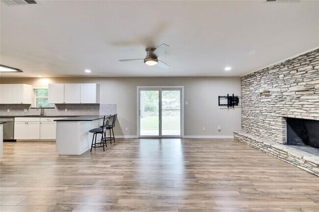 Building Photo - 11405 Oakwood Dr