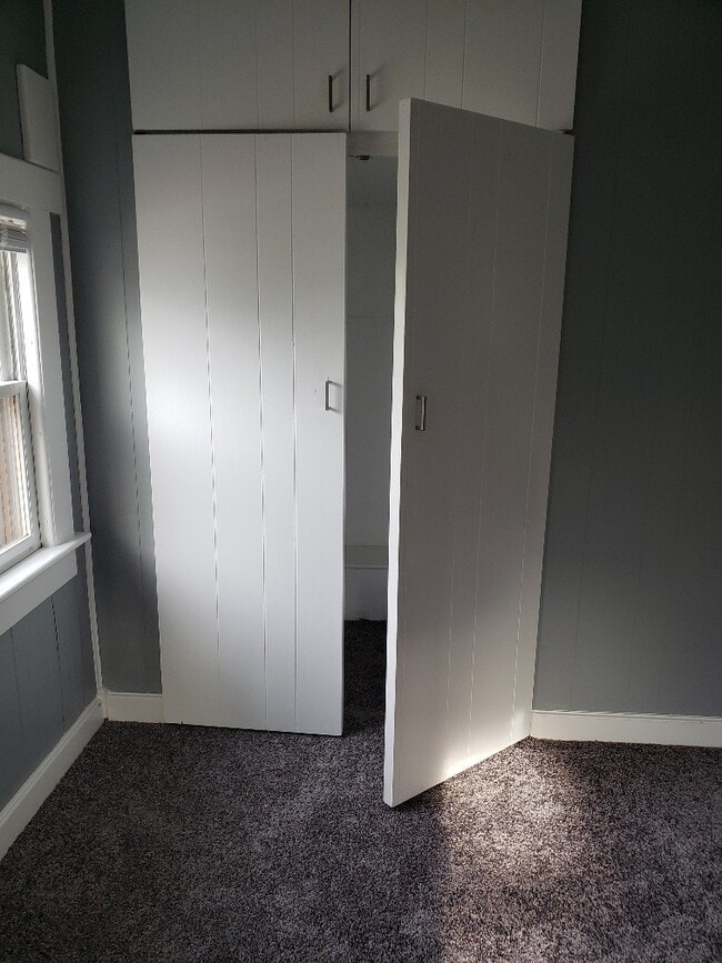 Building Photo - One Bedroom One Bath Duplex , Tenant only ...
