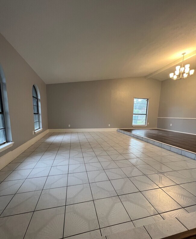 Building Photo - 8103 Edgebrook Forest Ct