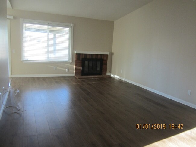 Building Photo - Immaculate 3 Bedroom With New Paint and Upgrades Throughout!