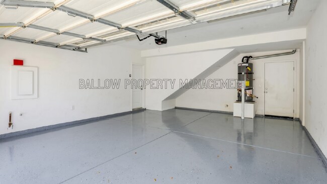 Building Photo - 1327 Holly Ave