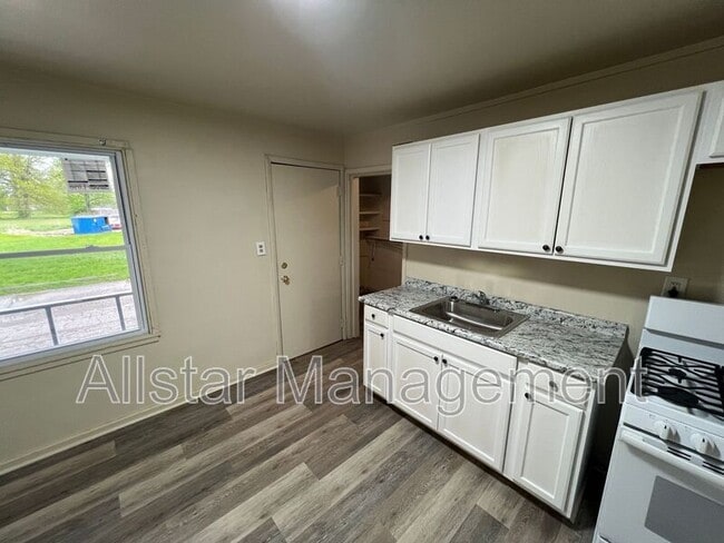 Building Photo - 942 S Central Dr