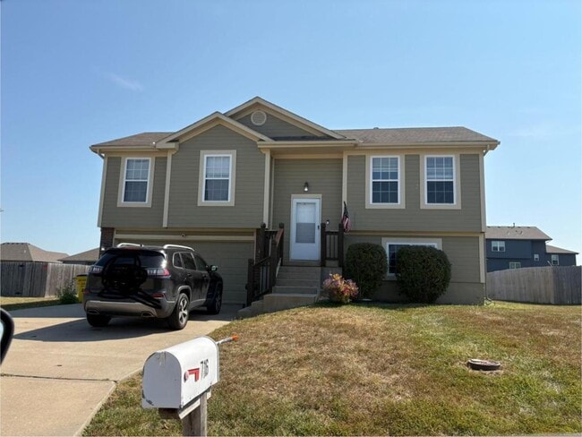 Primary Photo - 716 SW Tisha Ln