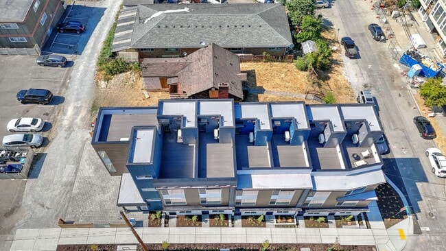 Building Photo - Contemporary Comfort in Mount Baker