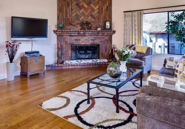 Building Photo - 684 Shamrock Ln