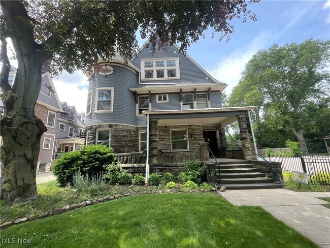 Primary Photo - 1848 E 89th St