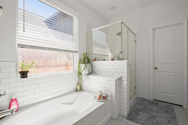 Building Photo - 104 Camella St