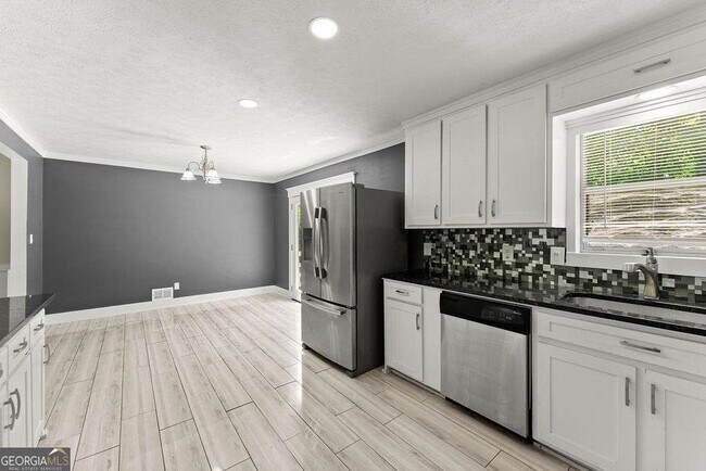 Building Photo - 4035 Thames Dr