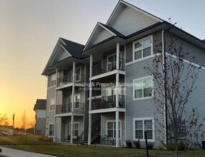 Building Photo - 1 Bedroom Luxury Apartment in the Northland of KCMO