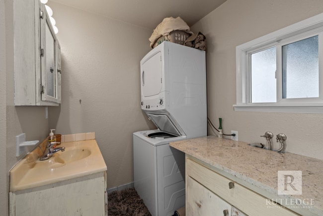 Building Photo - FULLY FURNISHED, Charming Short Term Rental!