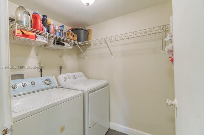 Building Photo - 3095 N Oakland Forest Dr