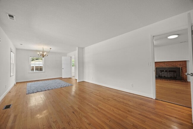 Building Photo - 3 Bed 2 Bath Just Outside Downtown Lilling...