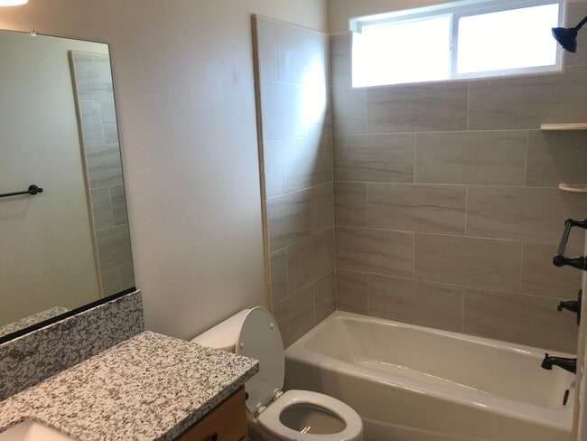 Building Photo - SPACIOUS 3 BEDROOM 3.5 BATHROOM HOME With Washer and Dryer!