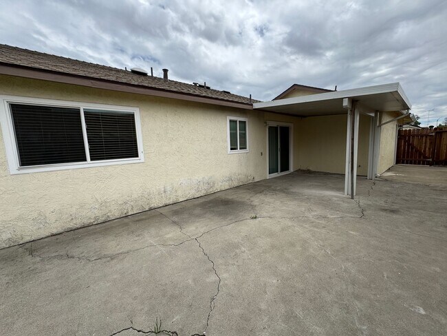 Building Photo - Four Bedroom, Two Bathroom, Water/Sewer/Trash and Yard Maintenance Included!