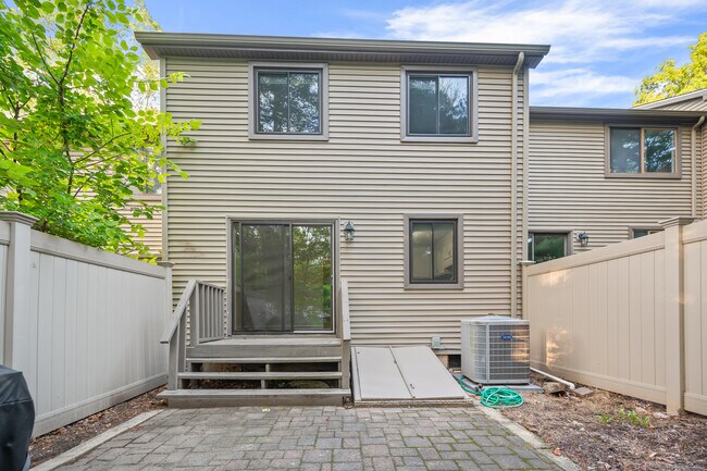 Building Photo - 45 Conestoga Way