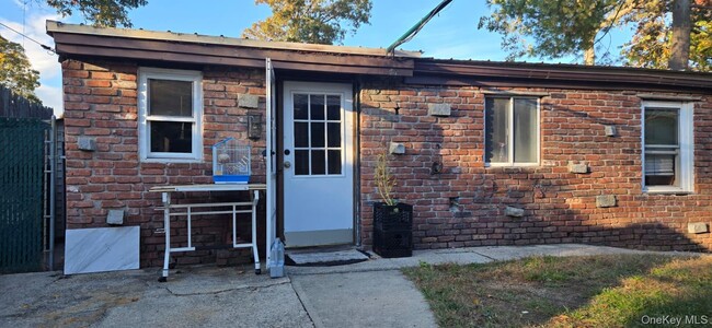 Primary Photo - 35 Cedarhurst Ave