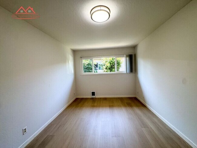 Building Photo - 1578 Albatross Dr