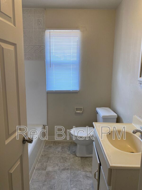 Building Photo - 489 Cedar Ave