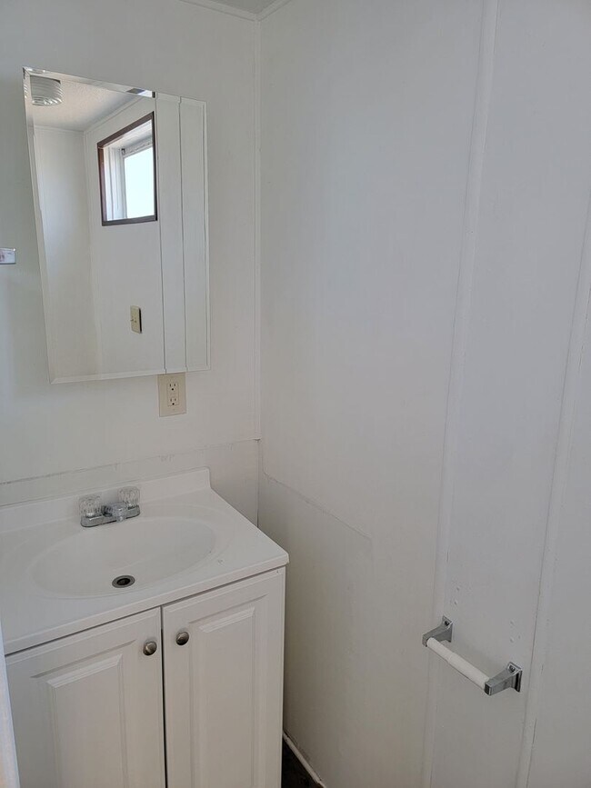 Building Photo - 2 Bedroom Mobile with Large Lot
