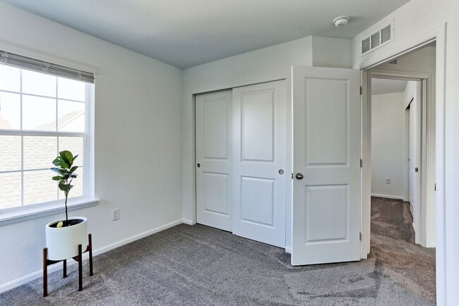Building Photo - 3 Bedroom 3 Bath in Mosaic!