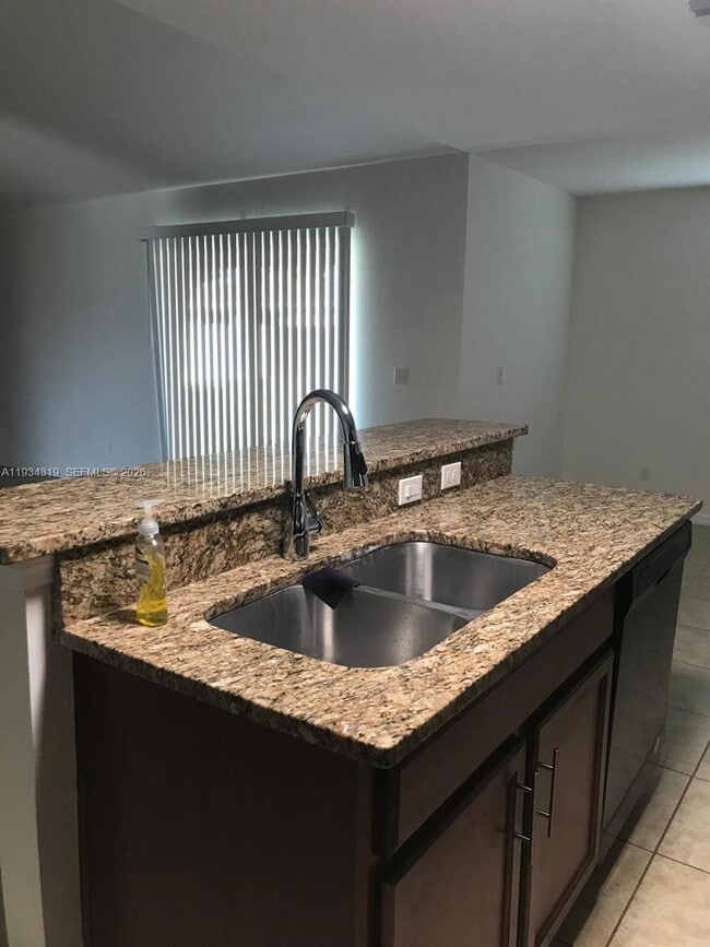 Building Photo - 2709 SW 18th Ave