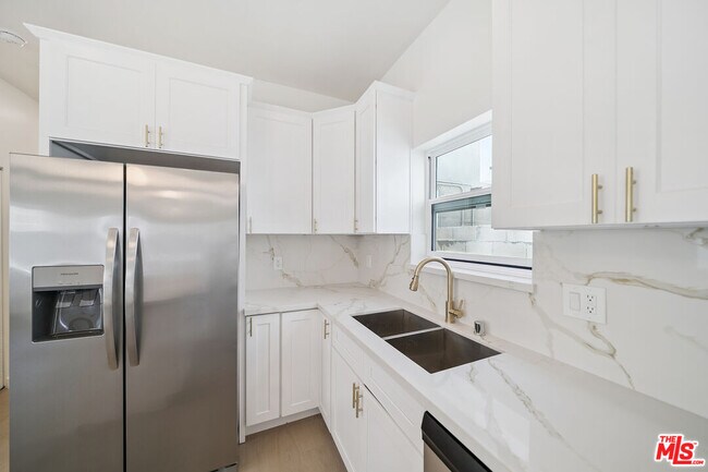 Building Photo - 1513 S Hayworth Ave